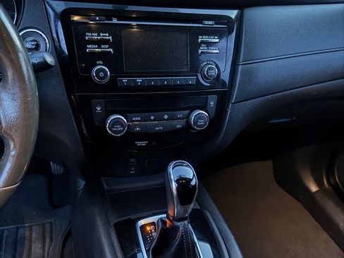 Used 2017 Nissan Rogue SV image 11