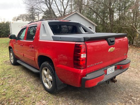 Used 2011 Chevrolet Avalanche LS image 2