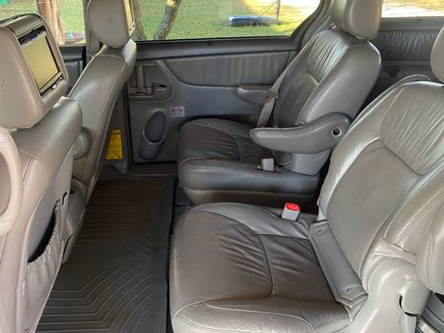 Used 2010 Toyota Sienna XLE image 12