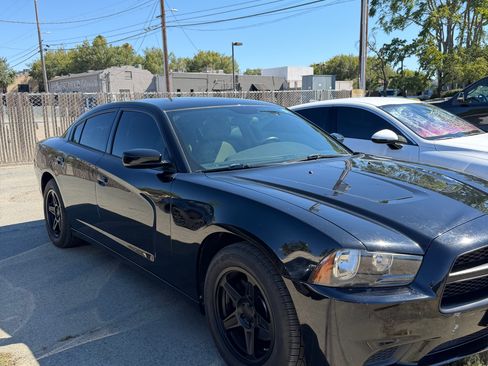 Used 2014 Dodge Charger SE RWD image 2