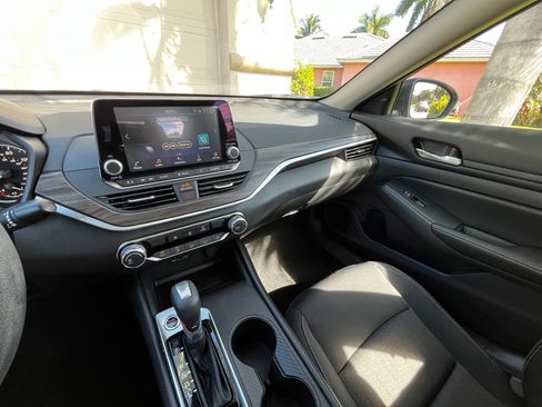 Used 2025 Nissan Altima 2.5 SV image 15