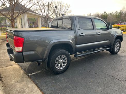Used 2016 Toyota Tacoma SR5 image 8