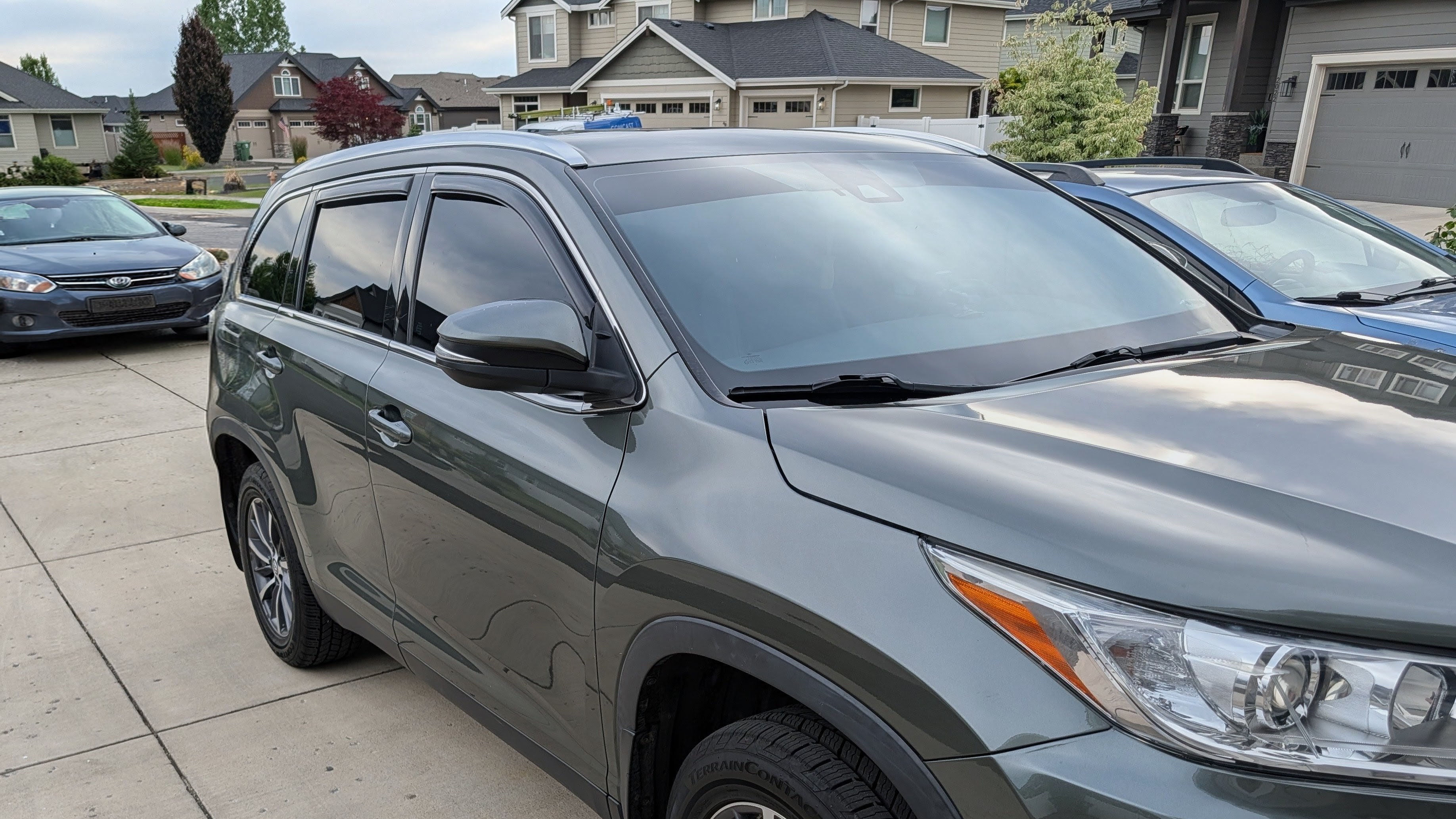 Used 2019 Toyota Highlander XLE AWD/4WD image 2