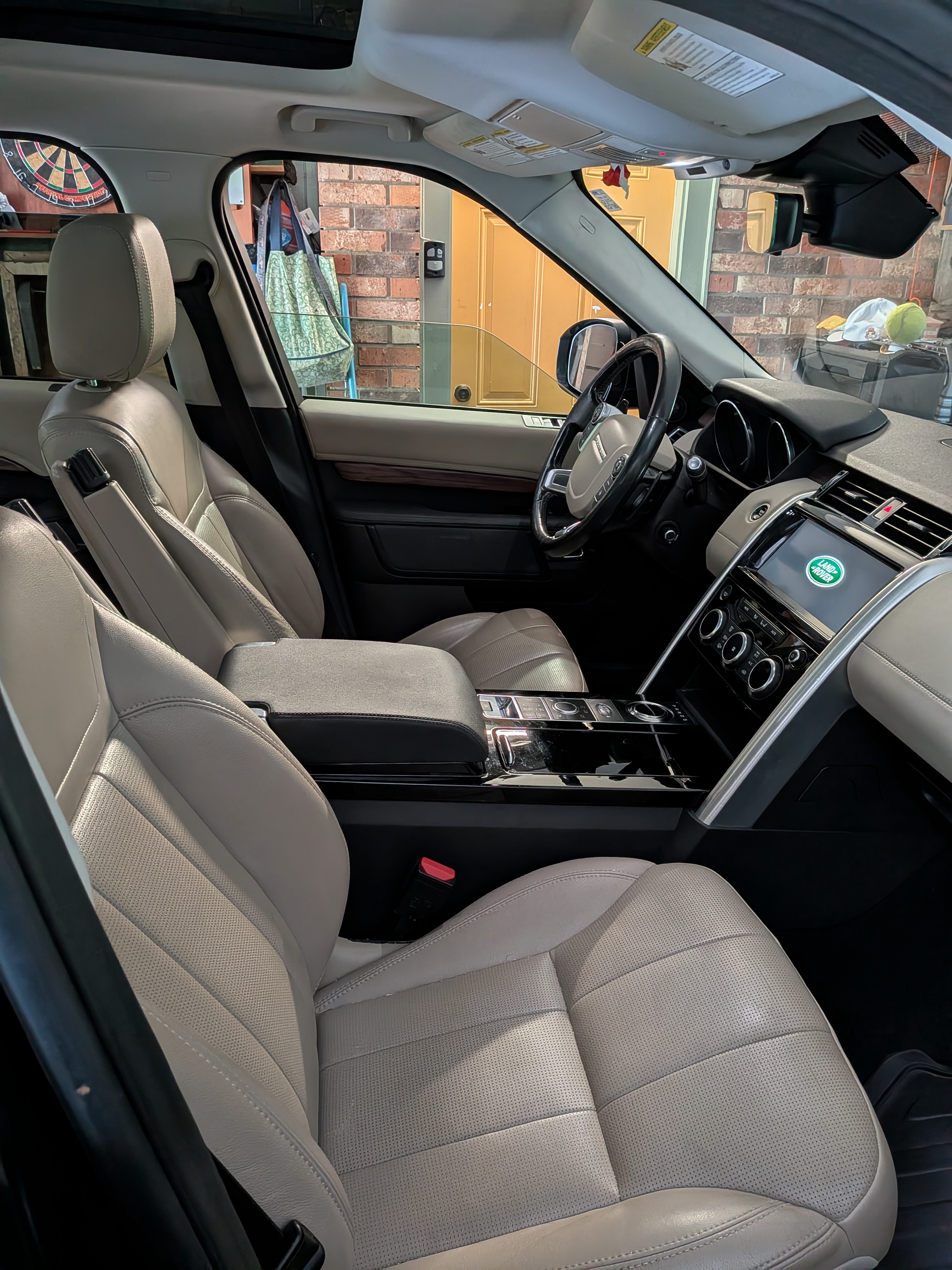 Used 2017 Land Rover Discovery HSE AWD/4WD image 13