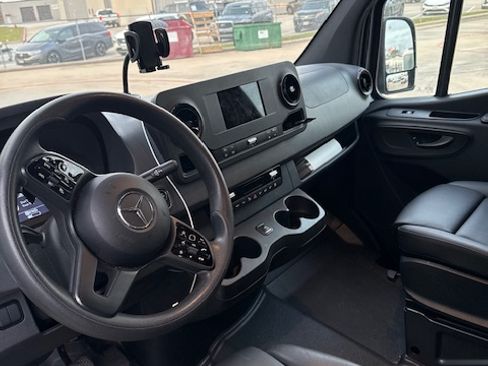 Used 2019 Mercedes-Benz Sprinter 2500 image 4