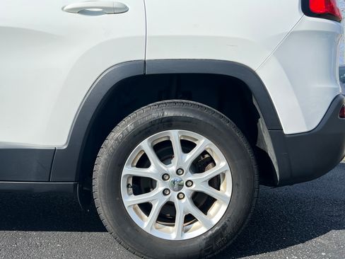 Used 2016 Jeep Cherokee Latitude w/ Cold Weather Group image 6