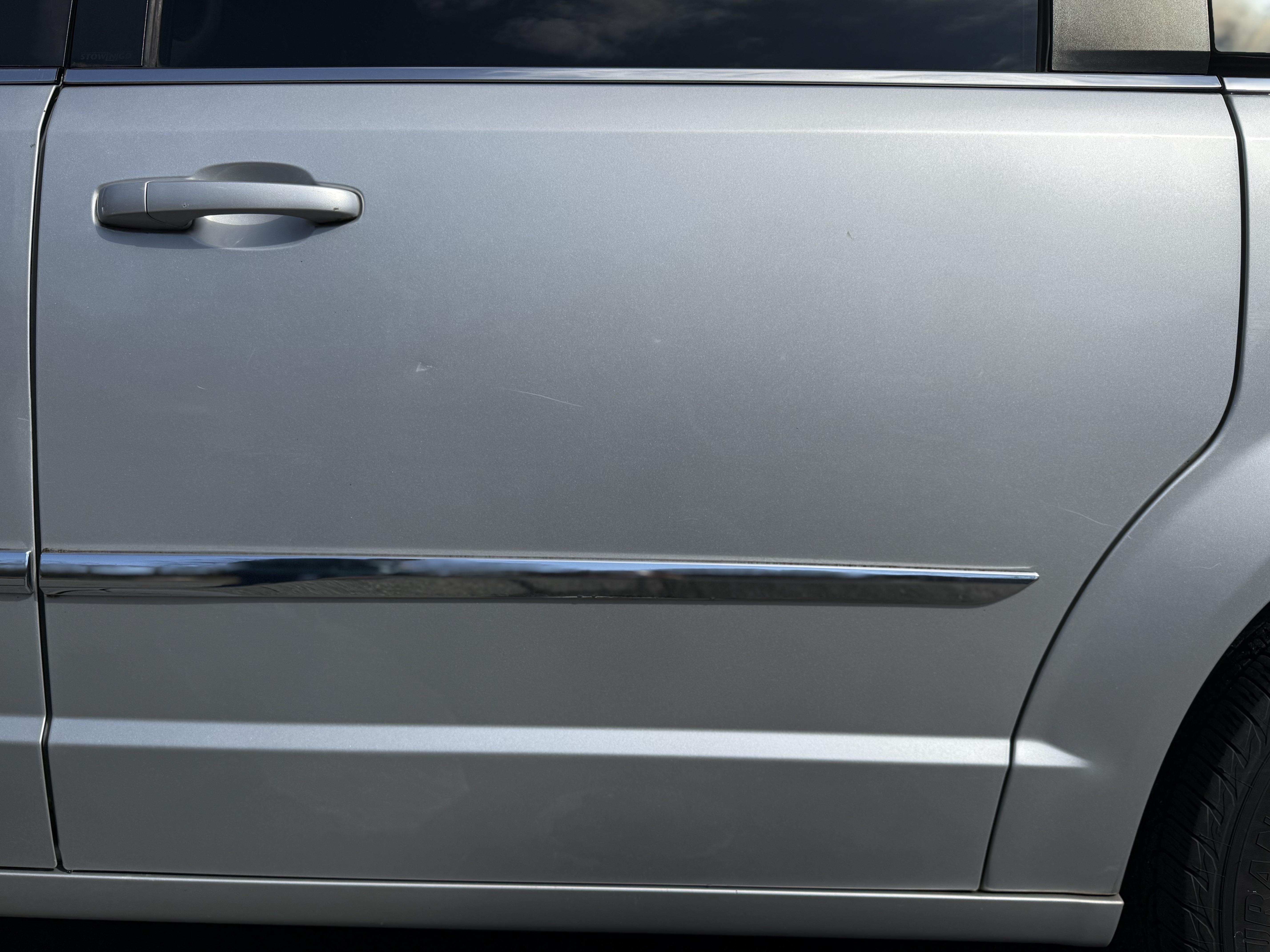 Used 2011 Chrysler Town & Country Touring-L w/ Entertainment Group #2 FWD image 9