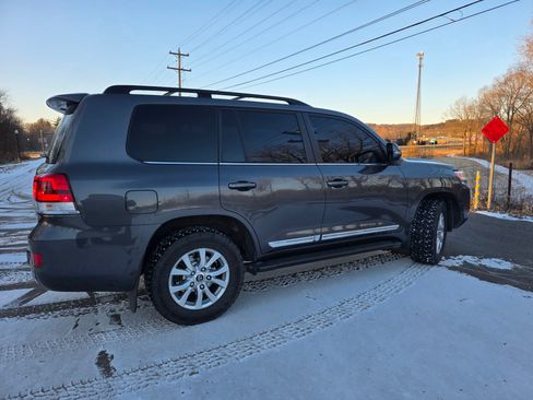 Used 2018 Toyota Land Cruiser Sport Utility 4D w/ Four Season Floor Mat Package image 8