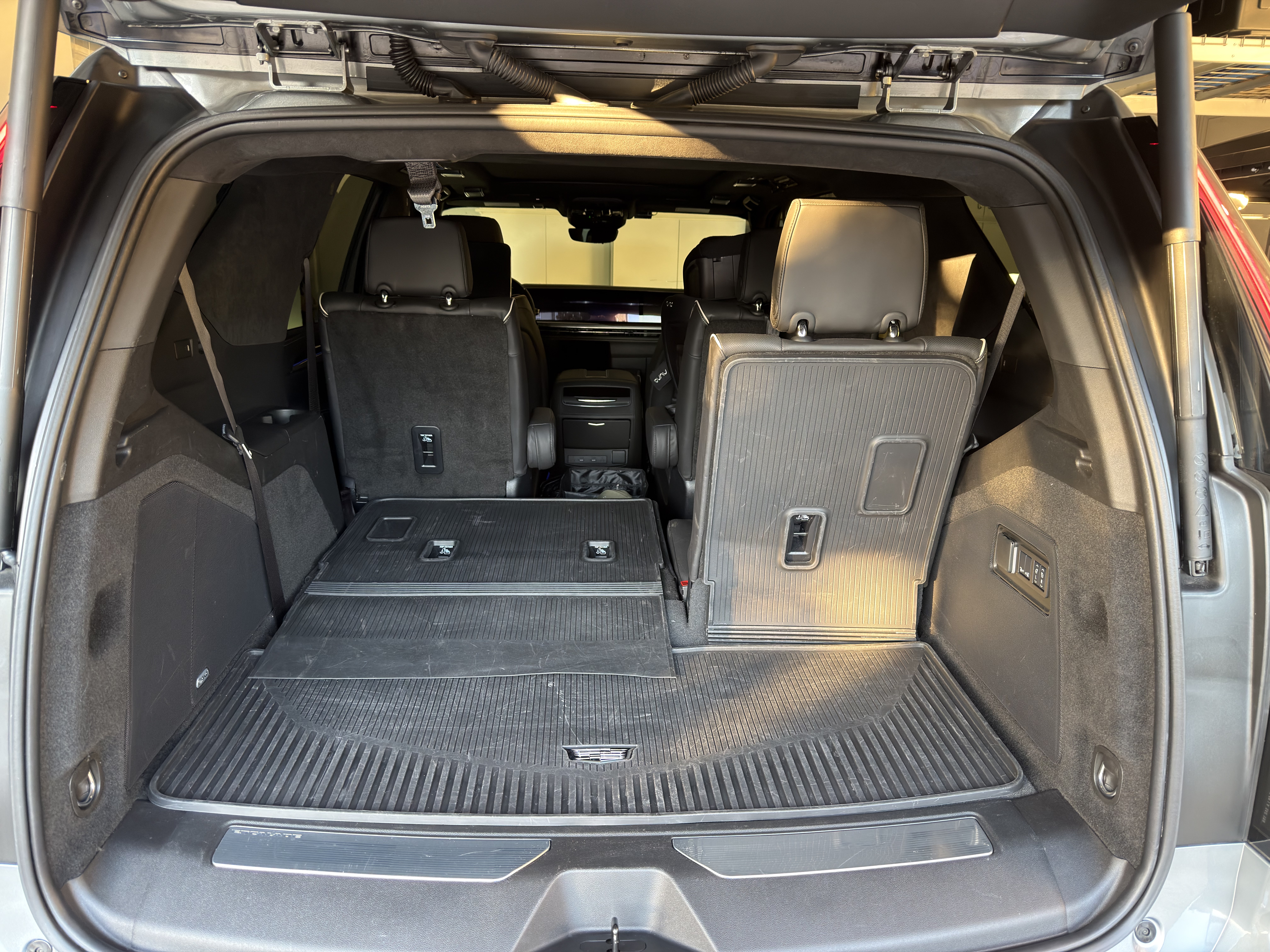 Used 2025 Cadillac Escalade Sport Platinum w/ LPO, ONYX Package AWD/4WD image 19