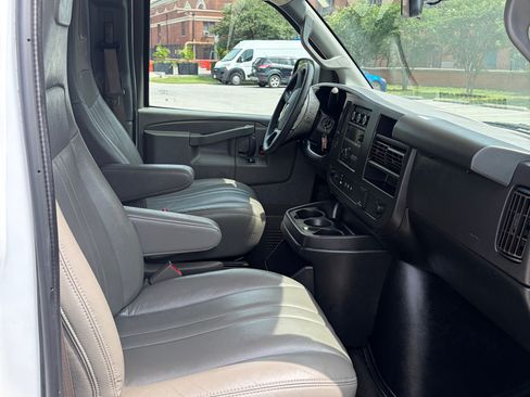 Used 2019 Chevrolet Express 2500 RWD image 19