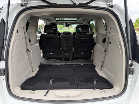 Used 2024 Chrysler Pacifica Touring-L w/ Uconnect Theater Family Group FWD image 27