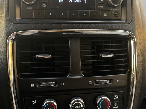 Used 2016 Dodge Grand Caravan American Value Package w/ UConnect Hands-Free Group image 11