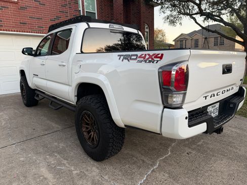 Used 2022 Toyota Tacoma TRD Sport w/ Technology Package image 8