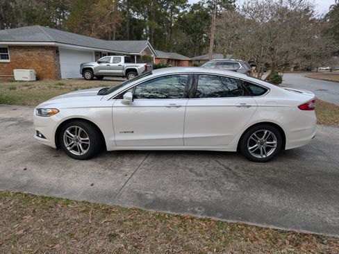 Used 2016 Ford Fusion Titanium image 2
