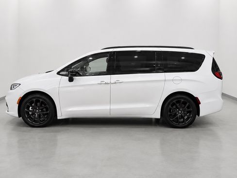 Used 2025 Chrysler Pacifica Limited FWD image 9