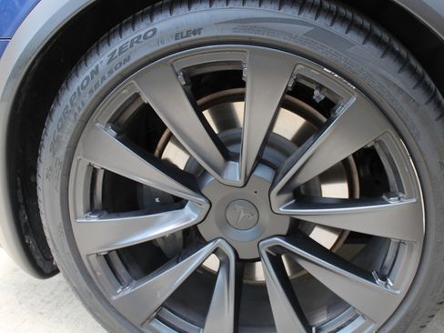 Used 2022 Tesla Model X image 8