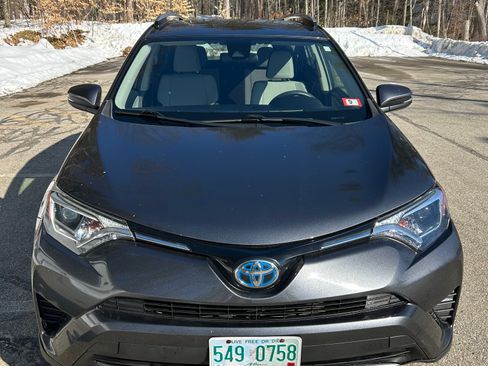 Used 2018 Toyota RAV4 LE image 1