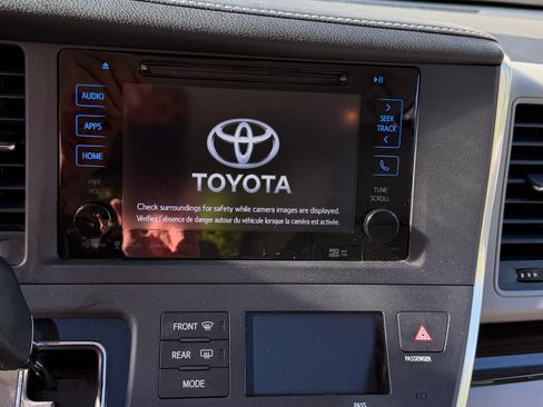 Used 2017 Toyota Sienna XLE w/ XLE Navigation Package FWD image 12