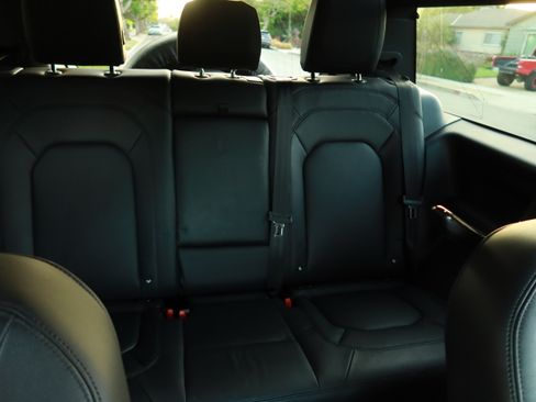 Used 2023 Land Rover Defender 90 SE image 28