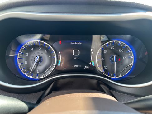 Used 2021 Chrysler Pacifica Touring-L w/ Uconnect Theater Family Group AWD/4WD image 4