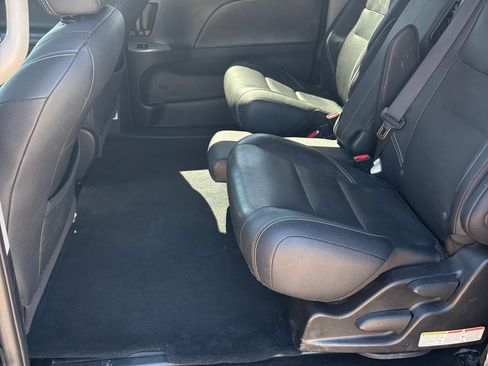 Used 2015 Toyota Sienna SE image 9