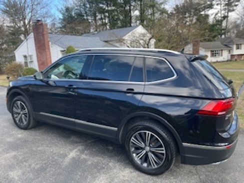 Used 2018 Volkswagen Tiguan SEL image 2