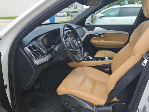 Used 2017 Volvo XC90 T6 Momentum w/ Vision Package image 2
