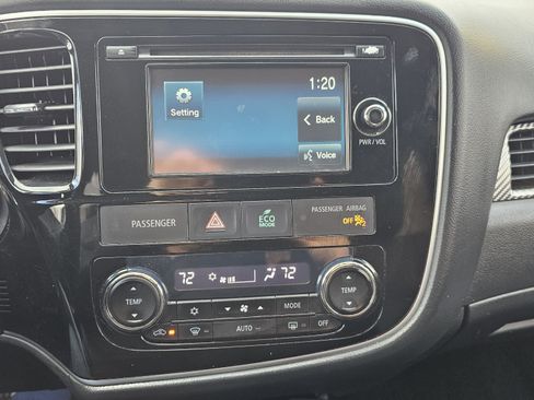 Used 2015 Mitsubishi Outlander SE image 17