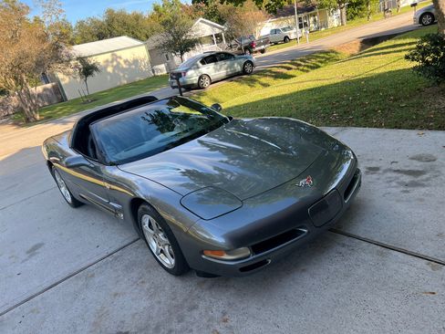 Used 2004 Chevrolet Corvette Coupe w/ Roof Package RWD image 5
