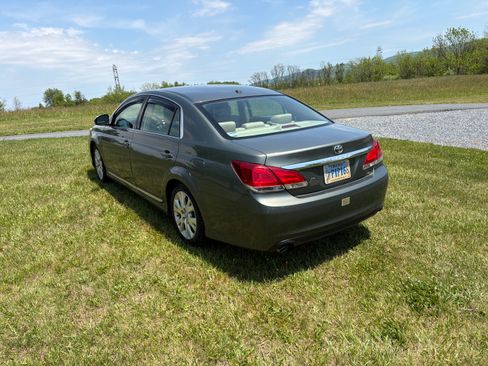 Used 2011 Toyota Avalon FWD image 1