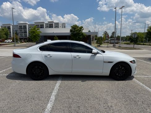 Used 2022 Jaguar XF SE RWD image 2