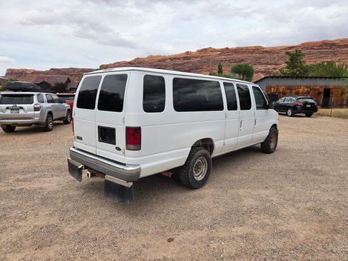 Used 2002 Ford E-350 and Econoline 350 Club Wagon RWD image 5