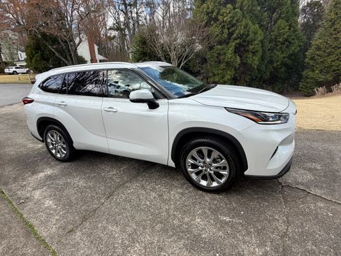 Used 2023 Toyota Highlander Limited image 4