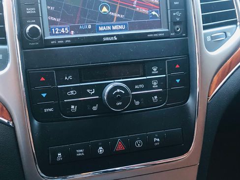 Used 2013 Jeep Grand Cherokee Overland w/ Advance Technology Group AWD/4WD image 23