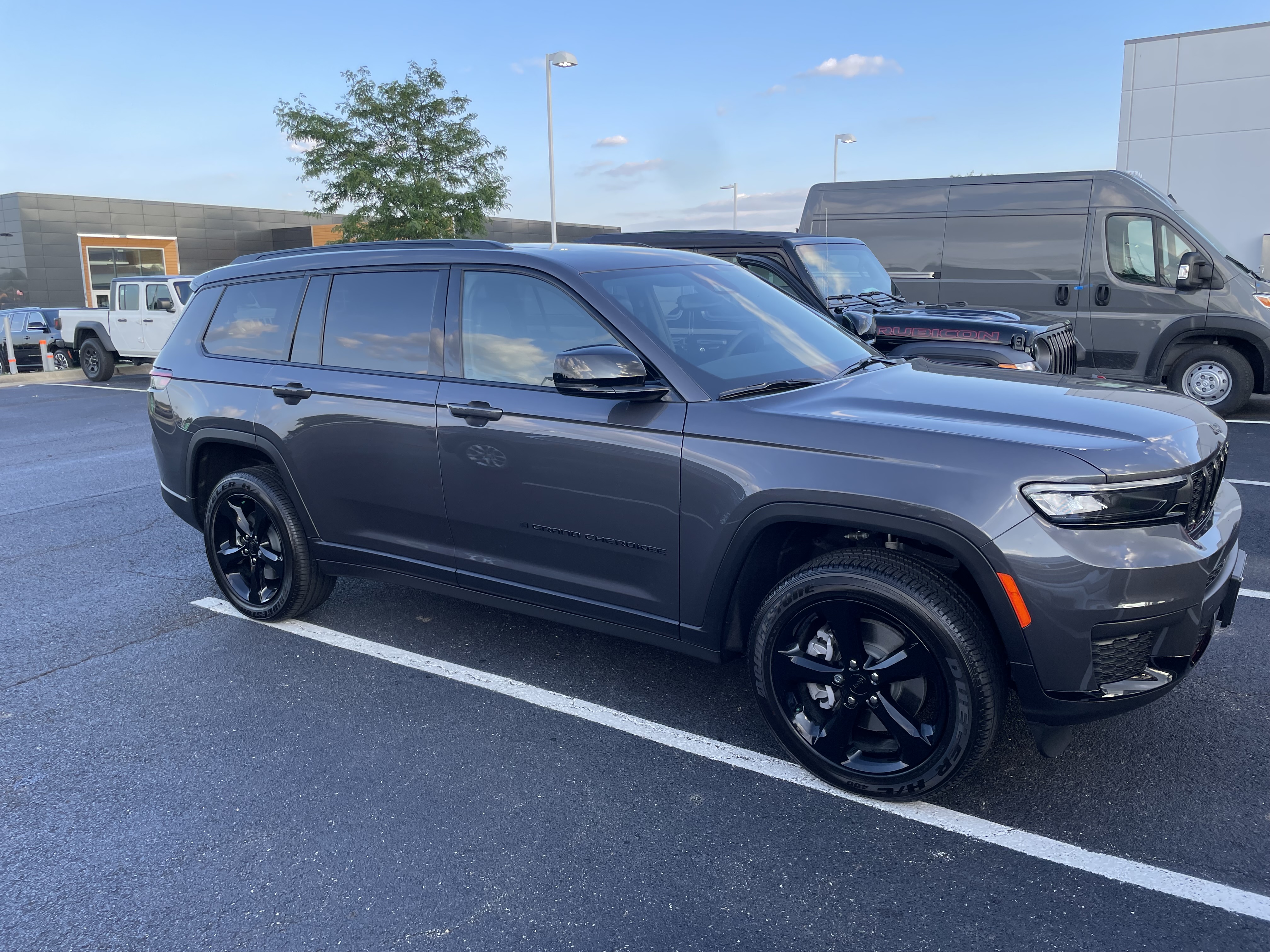 Used 2023 Jeep Grand Cherokee L Altitude AWD/4WD image 1