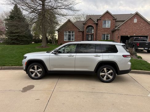 Used 2021 Jeep Grand Cherokee L Limited w/ Luxury Tech Group II image 4