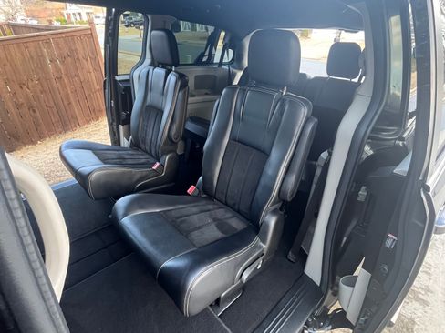 Used 2017 Dodge Grand Caravan SXT image 10