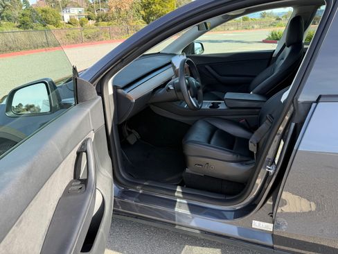 Used 2022 Tesla Model Y Long Range image 12