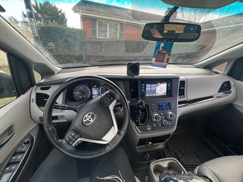 Used 2016 Toyota Sienna XLE image 6