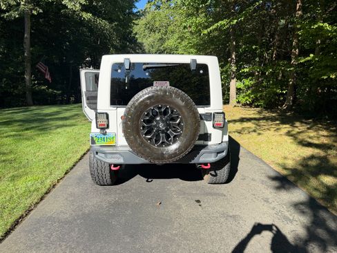 Used 2016 Jeep Wrangler Unlimited Rubicon AWD/4WD image 4