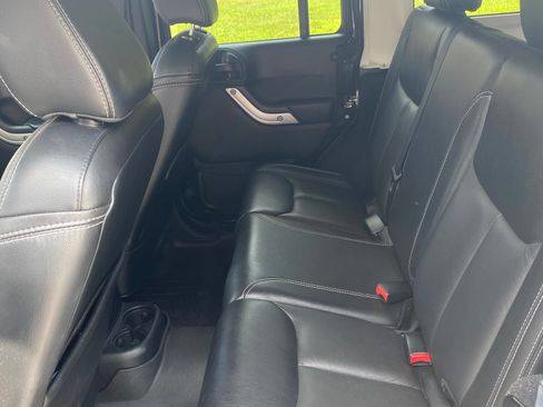 Used 2015 Jeep Wrangler Unlimited Sahara image 15