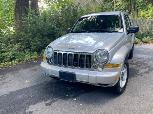 Used 2007 Jeep Liberty Limited AWD/4WD image 6