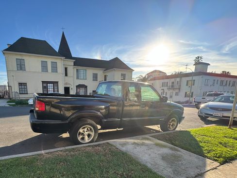 Used 1998 Chevrolet S10 Pickup LS w/ Preferred Equipment Group image 4