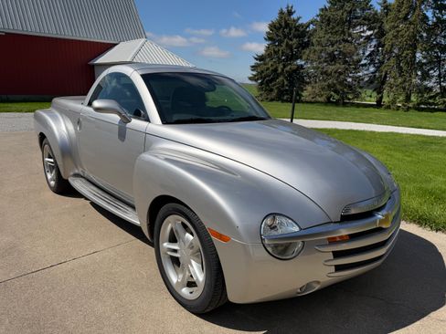 Used 2004 Chevrolet SSR w/ Preferred Equipment Group RWD image 5