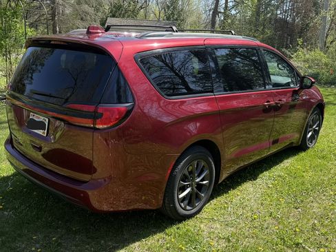 Used 2021 Chrysler Pacifica Touring-L w/ Premium & Safety Sphere Group FWD image 2