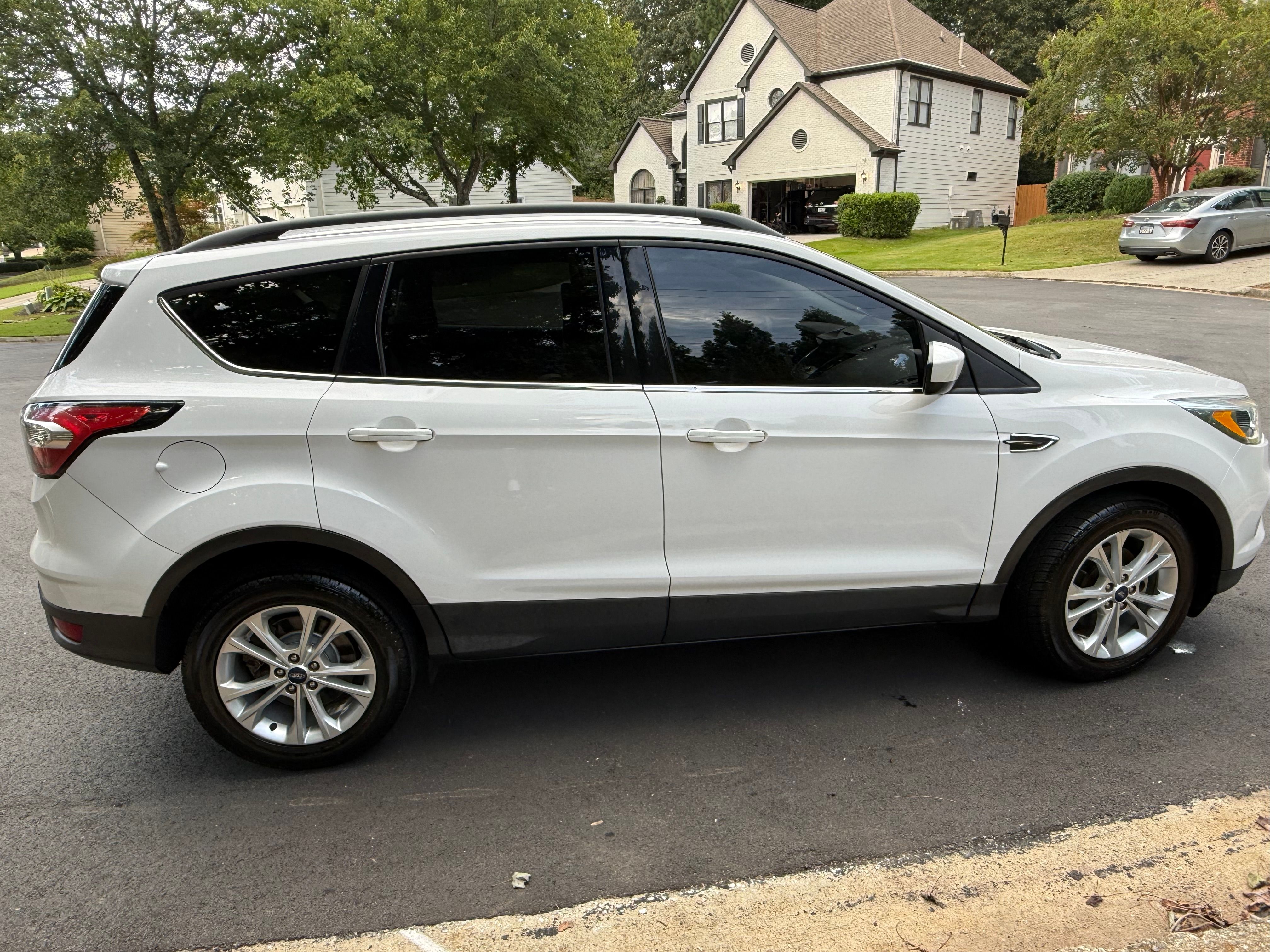 Used 2018 Ford Escape SE w/ Ford Safe & Smart Package FWD image 2