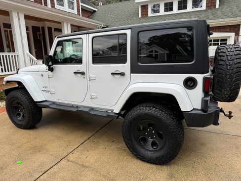 Used 2017 Jeep Wrangler Unlimited Sahara w/ Connectivity Group image 8