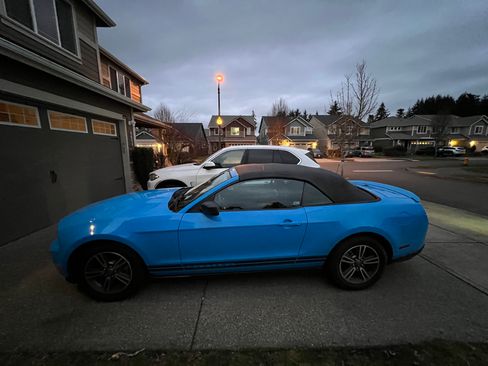 Used 2011 Ford Mustang Premium w/ 201A Rapid Spec Order Code image 9