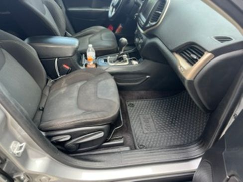 Used 2016 Jeep Cherokee Latitude w/ Cold Weather Group FWD image 12