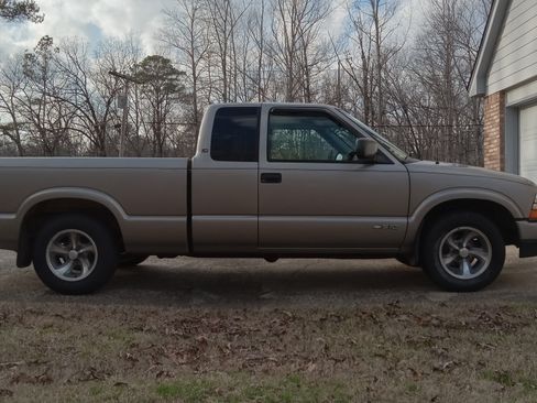 Used 2003 Chevrolet S10 Pickup LS image 16